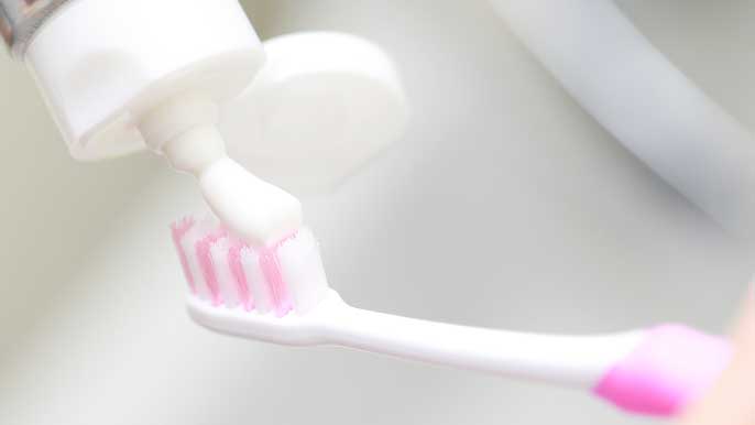 歯ブラシに出された歯磨き粉